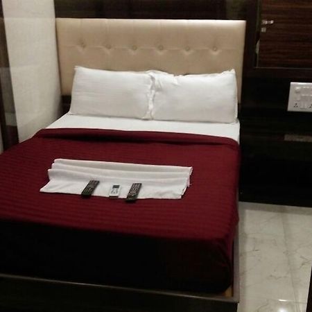 Hotel Palace Residency Мумбай Екстериор снимка