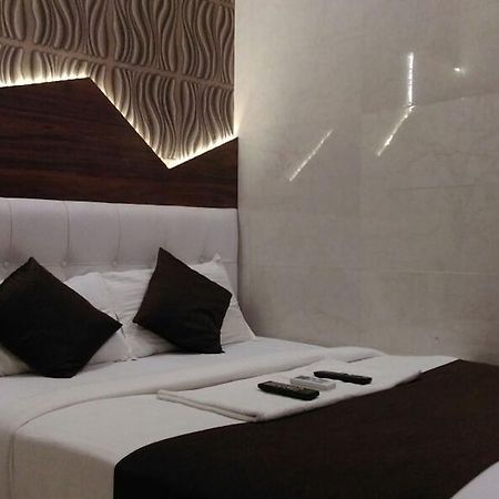 Hotel Palace Residency Мумбай Екстериор снимка