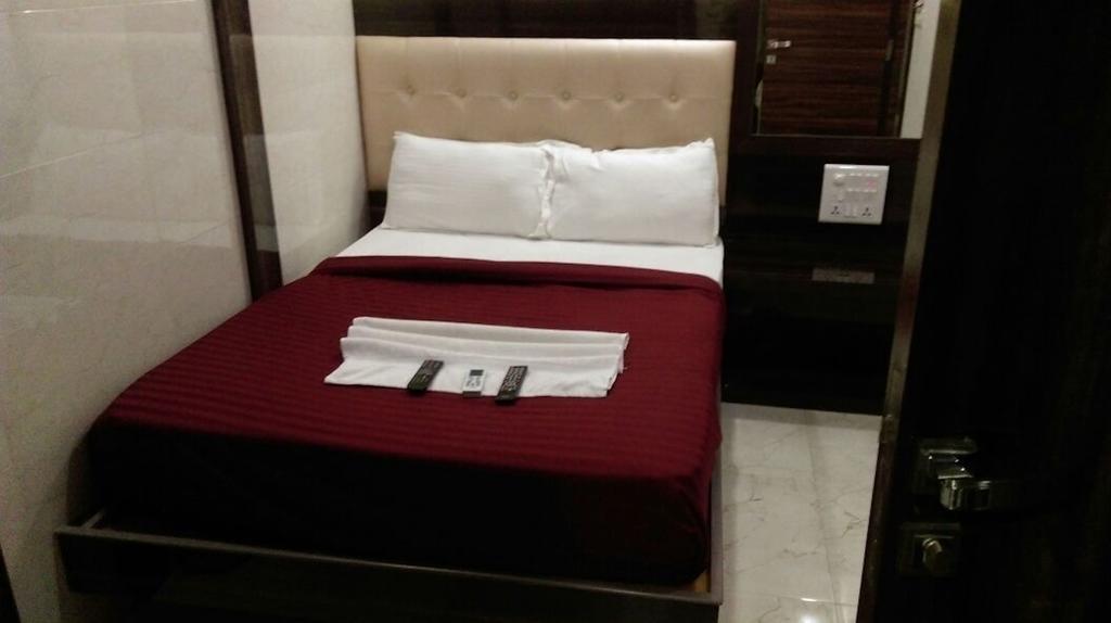 Hotel Palace Residency Мумбай Екстериор снимка