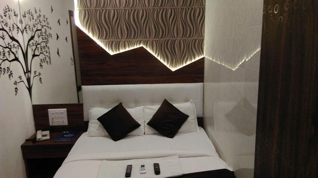 Hotel Palace Residency Мумбай Екстериор снимка