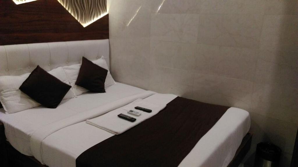 Hotel Palace Residency Мумбай Екстериор снимка