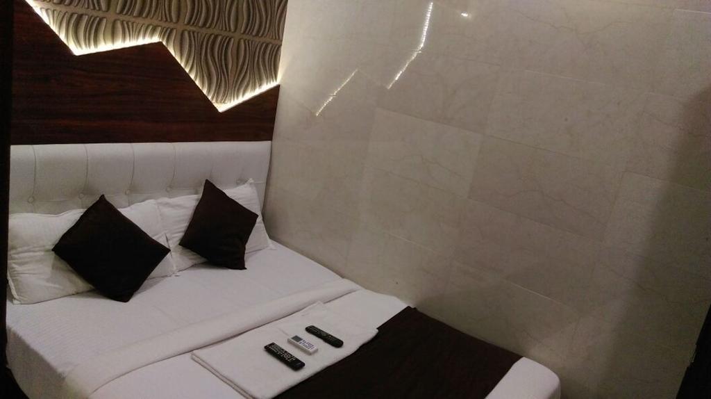 Hotel Palace Residency Мумбай Екстериор снимка
