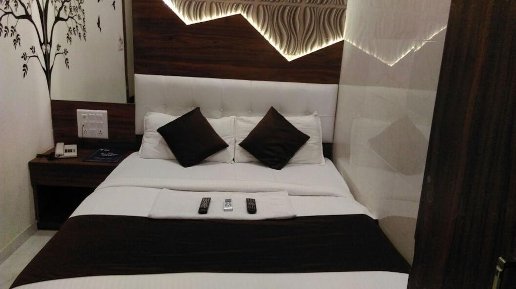 Hotel Palace Residency Мумбай Екстериор снимка