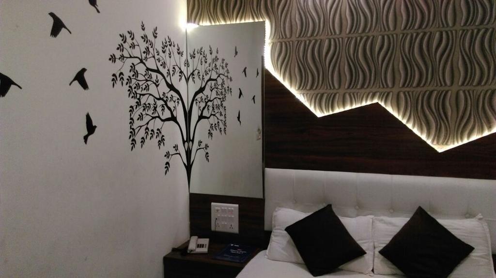 Hotel Palace Residency Мумбай Екстериор снимка
