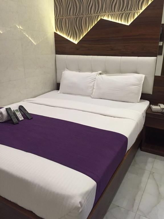 Hotel Palace Residency Мумбай Екстериор снимка